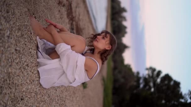 Προσεκτική Νεαρή Γυναίκα Που Κάθεται Στην Άμμο Στην Παραλία Και — Αρχείο Βίντεο