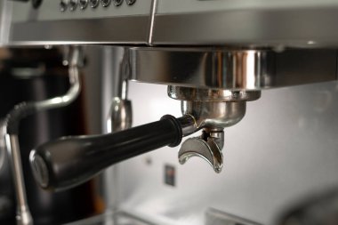 Portafilterli bir espresso kahve makinesinin yakın çekimi. Boşluğu kopyala