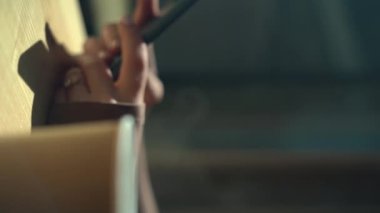 Kadınların elindeki akıllı telefonların yakın plan görüntüleri, mesaj göndermeleri, kafede oturup kahve içmeleri. Dikey video