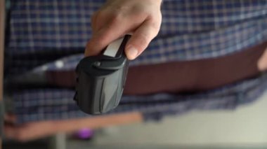 Müşteri, NFC teknolojisiyle bağlantısız kredi kartıyla ödeme yapıyor, yakın plan. Barda kredi kartı okuma makinesi olan bir barmen ve kredi kartı tutan bir kadın. Dikey video