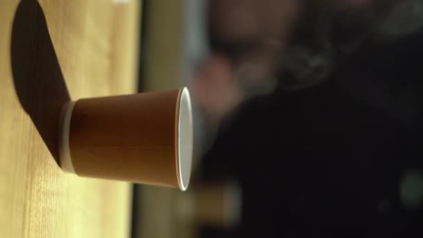 Bir Bardağın Yakın Plan Çekimi Içinde Kahve Olan Bir Bardak — Stok video