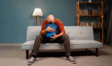 Hasta sakallı hasta bir adam hasta ve evde kusuyor. Boşluğu kopyala