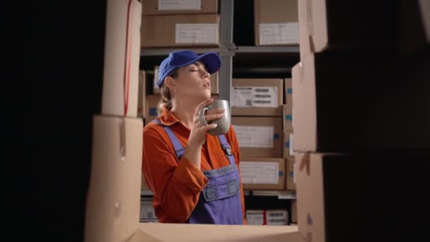 Kargo Envanter Endüstrisinde Çok Çalışan Yorgun Kadın Işçi Çay Içiyor — Stok video