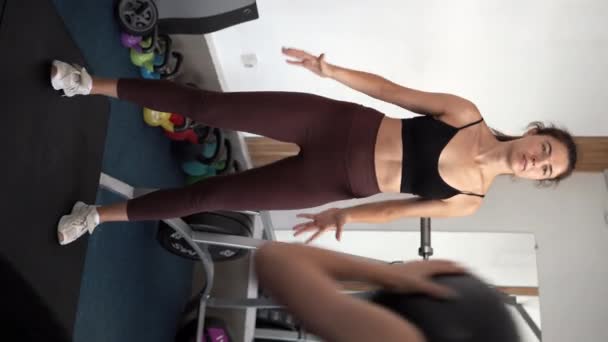 Dua Wanita Fit Latihan Dengan Bola Kebugaran Gym Konsep Gaya — Stok Video