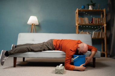 Akşamdan kalma ya da enfeksiyon ve mide ağrısı çeken hasta bir adam. Boşluğu kopyala