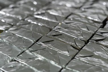 Markette raflarda işlenmiş peynir, yiyecek arka planı. Yakın plan.