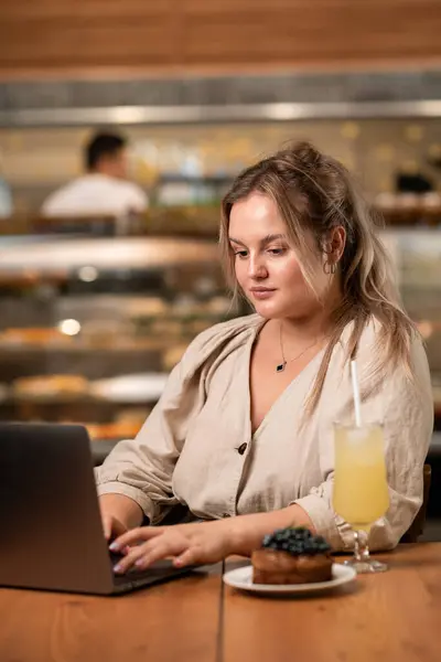 Молодая Красивая Женщина Цифровой Кочевник Работающий Удаленно Кафе Пьющий Кофе — стоковое фото
