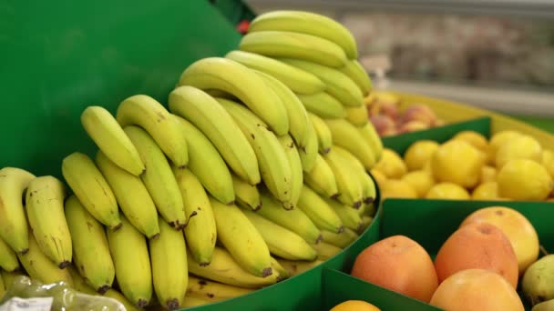 Een Vrouw Een Supermarkt Fruitplank Koopt Boodschappen Kiest Bananen Goed — Stockvideo