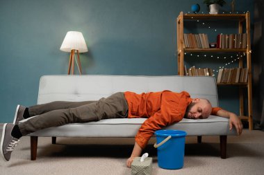 Akşamdan kalma ya da enfeksiyon ve mide ağrısı çeken hasta bir adam. Boşluğu kopyala