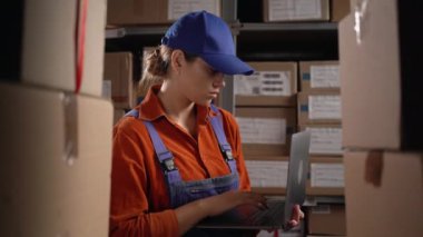 Envanter yöneticisi dizüstü bilgisayardaki uygulamayı kullanarak hisse senetlerini kontrol eder. Depoda çalışıyorum. Boşluğu kopyala