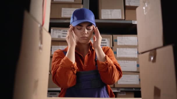 Trabalhador Armazém Com Problemas Estresse Trabalho Funcionário Feminino Com Dor — Vídeo de Stock