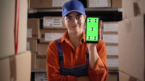 Trabajadora Almacén Sosteniendo Teléfono Celular Las Manos Con Anuncios Pantalla — Vídeo de stock