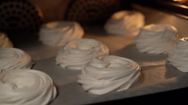 Ψήσιμο Φύλλο Άσπρες Μαρέγκες Σταθεί Και Μαγειρεύουν Στο Φούρνο Έννοια — Αρχείο Βίντεο