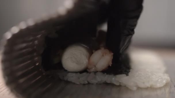 Przygotowywanie Sushi Restauracji Kucharze Ręce Toczenia Rolki Pomocą Maty Bambusowej — Wideo stockowe