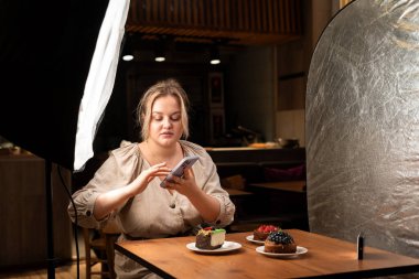 Blogcu cep telefonuyla yemek fotoğrafı çeker, sosyal medya video blogunu akıllı telefondan çeker. Boşluğu kopyala