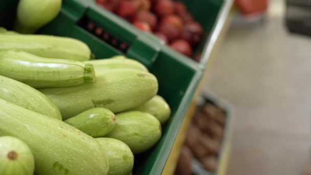 Courgettes Vertes Sur Comptoir Dans Magasin Alimentation Empilées Dans Tas — Video