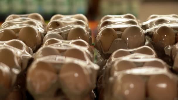 Ψώνια Στο Σούπερ Μάρκετ Μια Γυναίκα Παίρνει Μια Κούτα Αυγά — Αρχείο Βίντεο