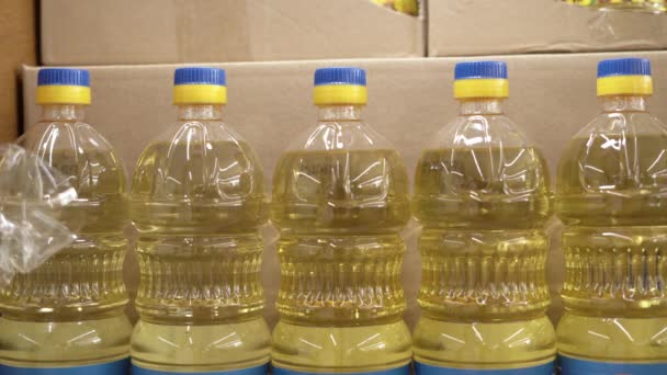 Botellas Aceite Vegetal Tienda Supermercado Fábrica Primer Plano — Vídeos de Stock