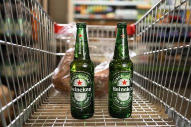 Odessa, Ukrayna - 1 Eylül 2023: Heineken bira şişesi süpermarket vagonunda. Sadece Editör Kullanımı. Boşluğu kopyala