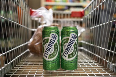 Odessa - Ukrayna, 1 Eylül 2023: Süpermarketten Tuborg birası almak, iki kutu bira bir alışveriş arabasında yatıyor. Boşluğu kopyala