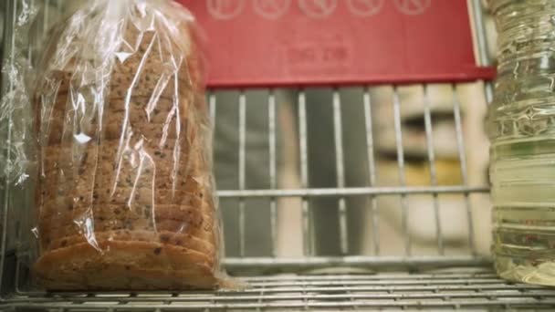 Concepto Compra Productos Alimenticios Supermercado Primer Plano Manos Femeninas Poniendo — Vídeos de Stock
