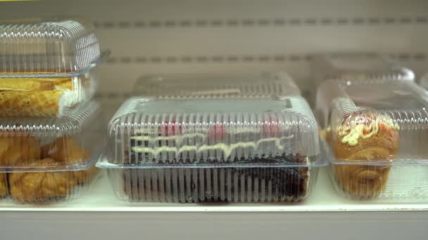 Πεντανόστιμο Κέικ Στο Ψυγείο Συσκευασμένο Πλαστικό Δοχείο Φρέσκα Γλυκά Για — Αρχείο Βίντεο