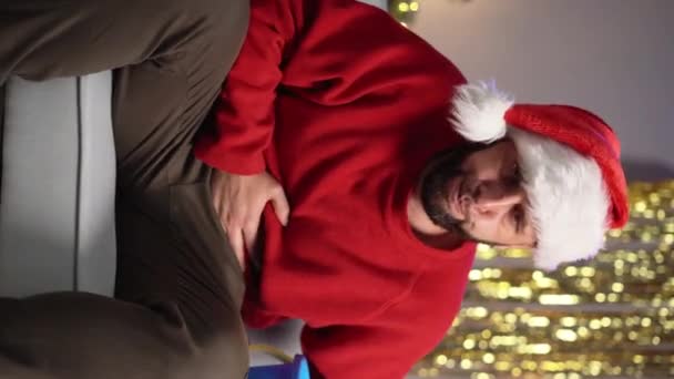 Homem Sofá Com Chapéu Papai Noel Segurando Balde Suas Mãos — Vídeo de Stock