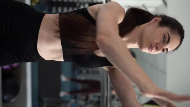 Mujer Joven Concentrada Lanzando Una Pelota Medicina Gimnasio Fitness Deporte — Vídeos de Stock
