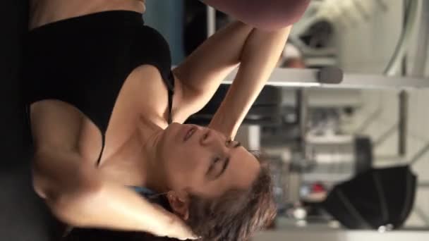 Genç Sağlıklı Bir Kadın Spor Salonunda Çalışıyor Karın Kaslarını Şişiriyor — Stok video