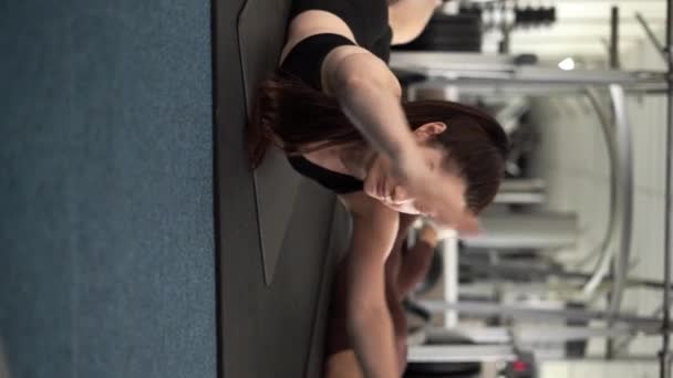 Spor Salonunda Karın Üstü Uzanan Iki Kadın Fitness Spor Eğitim — Stok video