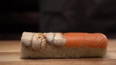 Restoranda suşi ve ekmek yapıyorum. Profesyonel bir şefin ellerine bıçakla yakın çekim. Boşluğu kopyala