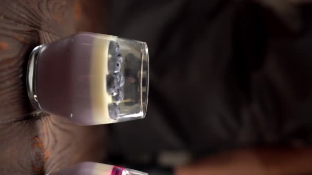 블루베리와 젤리를 사용하여 달콤하고 차가운 디저트를 만드는 무스와 비디오 — 비디오