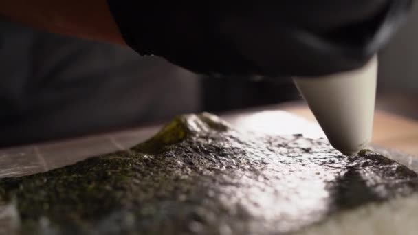 Mężczyzna Kładzie Kremowy Ser Liściu Nori Zbliżenie Podstawowe Składniki Sushi — Wideo stockowe