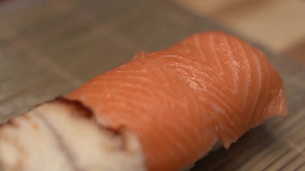 Close Fazendo Sushi Rolos Com Peixe Salmão Uma Cozinha Restaurante — Vídeo de Stock