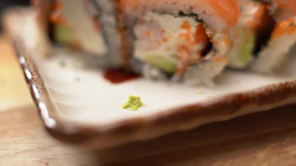 レストランで寿司の皿にワサビペーストを置くシェフのクローズアップ マクロビュー — ストック動画