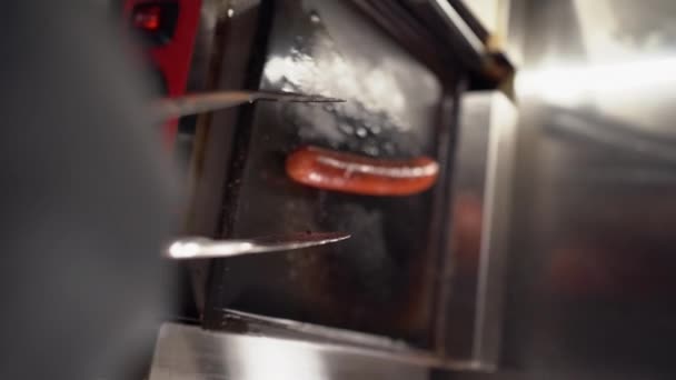 Šéfkuchař Bere Kleštěmi Hotdogy Grilu Horní Pohled Svislé Video — Stock video