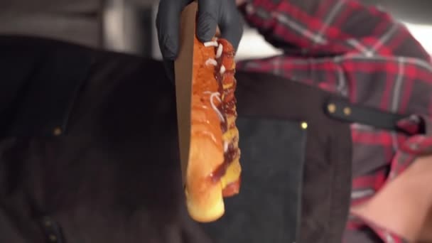 Chef Dando Hot Dog Cliente Una Cafetería Comida Rápida Vista — Vídeos de Stock