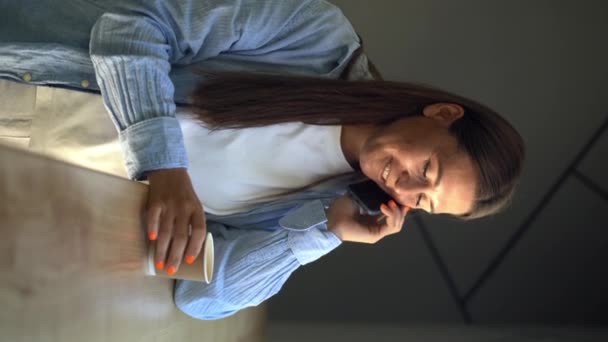 Genç Çekici Bir Kadın Kafede Dinlenirken Cep Telefonuyla Konuşuyor Boş — Stok video