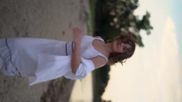 Frau Weißen Kleid Spaziert Strand Entlang Touristin Sommerurlaub Vertikales Video — Stockvideo