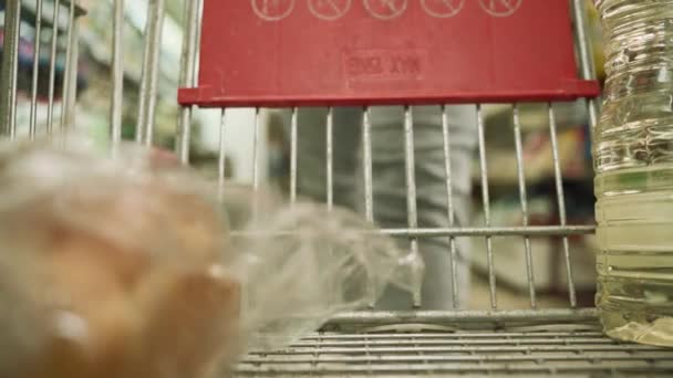 Крупный План Женщины Покупающей Яйца Ремесленной Упаковке Пластиковым Пакетом Положить — стоковое видео