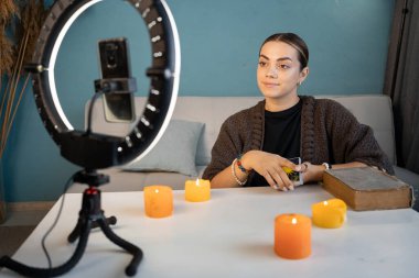 Online astroloji. Falcı akıllı telefon kullanır, tahminler için tarot kartları okur, cep telefonları aracılığıyla hizmet vererek müşterilere anlatır. Kehanet, sihir ve ezoterizm. Boşluğu kopyala