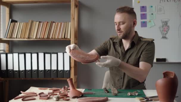 Arqueólogo Trabajando Oficina Estudiando Antiguo Artefacto Arcilla Trabajo Arqueológico Copiar — Vídeo de stock
