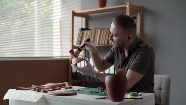 Αρχαιολόγος Που Εργάζεται Στο Γραφείο Μελετώντας Αρχαία Πήλινα Αντικείμενα Αρχαιολογικό — Αρχείο Βίντεο