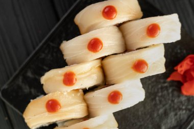 Havyar, avokado ve somon soslu suşi. Asya mutfağı. Üst Manzara. Metnin için boş yer.