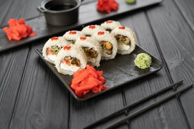 Havyar, avokado ve somon soslu suşi. Asya mutfağı. Üst Manzara. Metnin için boş yer.