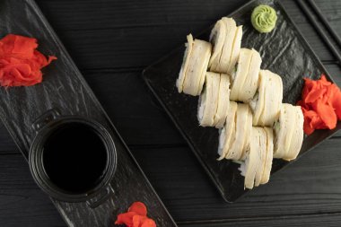 Havyar, avokado ve somon soslu suşi. Asya mutfağı. Üst Manzara. Metnin için boş yer.