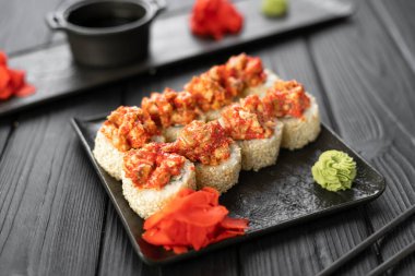 Havyar, avokado ve somon soslu suşi. Asya mutfağı. Üst Manzara. Metnin için boş yer.