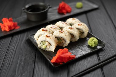 Havyar, avokado ve somon soslu suşi. Asya mutfağı. Üst Manzara. Metnin için boş yer.