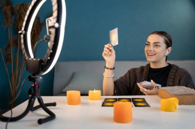 Tarot kartlarıyla fal bakan genç falcı internetteki blogcu astrolog sosyal ağlardaki falcı, modern küçük işletme konsepti