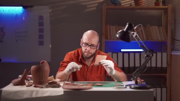 사무실에서 고고학자 문화의 유물을 고고학 — 비디오
